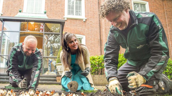 Keukenhof tuinmannen planten bloembollen met de Amerikaanse ambassade in Den Haag